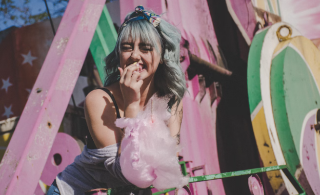 6 Signs Who Move Way Too Fast In Relationships